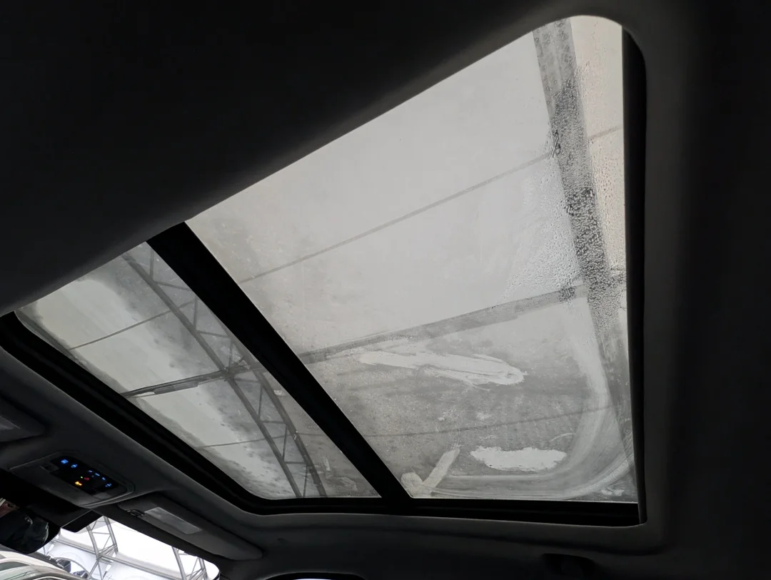 Used 2024  Toyota 4X4 -Leather - Sunroof - Blind Spot - Park Assist - Lane Keep image 27