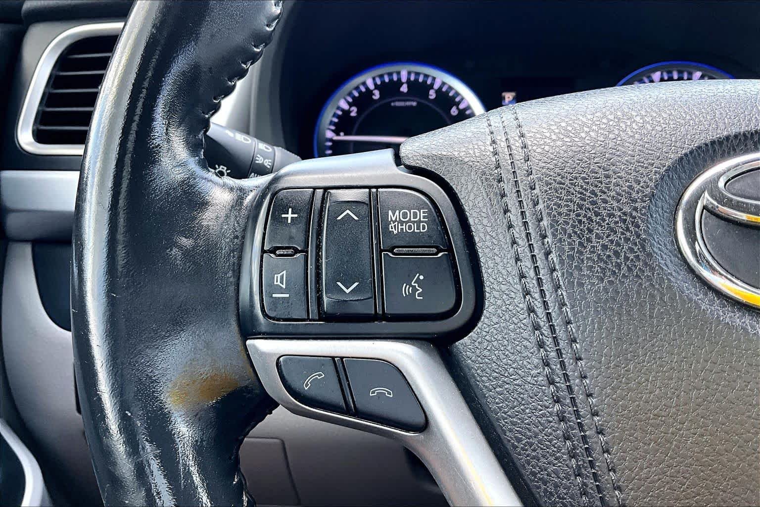 Used 2018 Blizzard Pearl Toyota XLE image 24