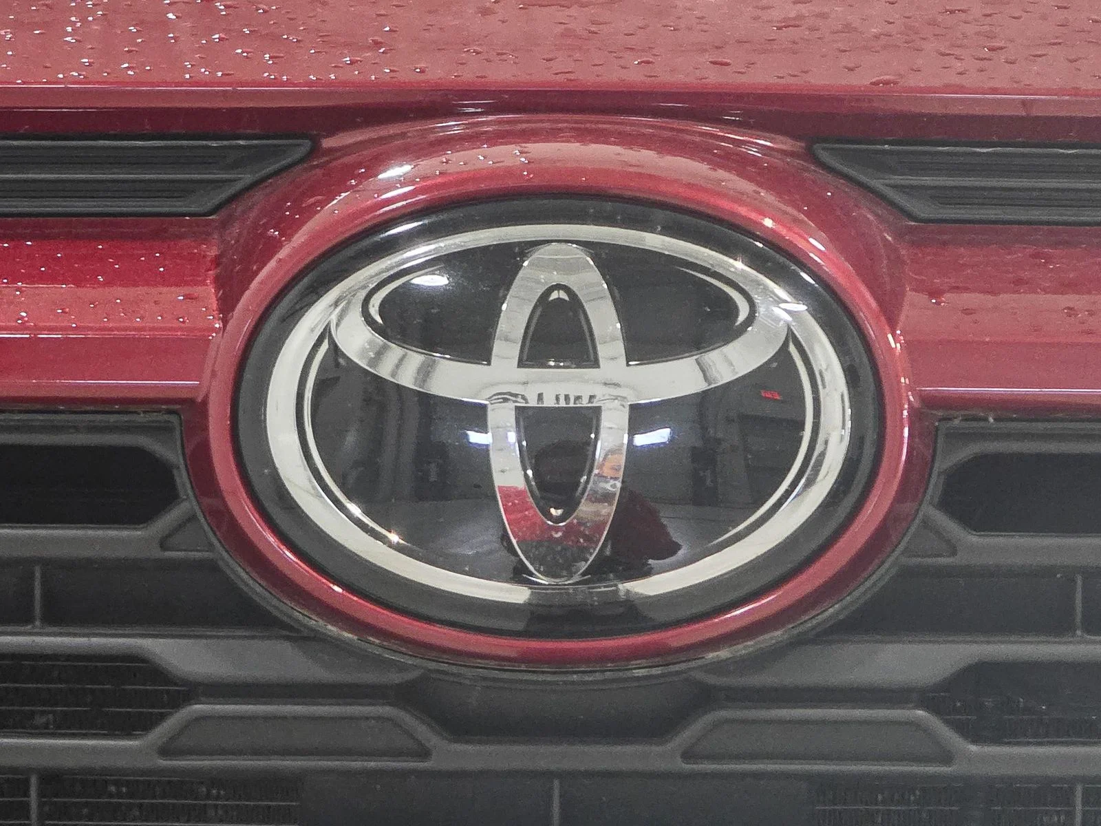 Certified Used 2019 Pearl Toyota LE image 13