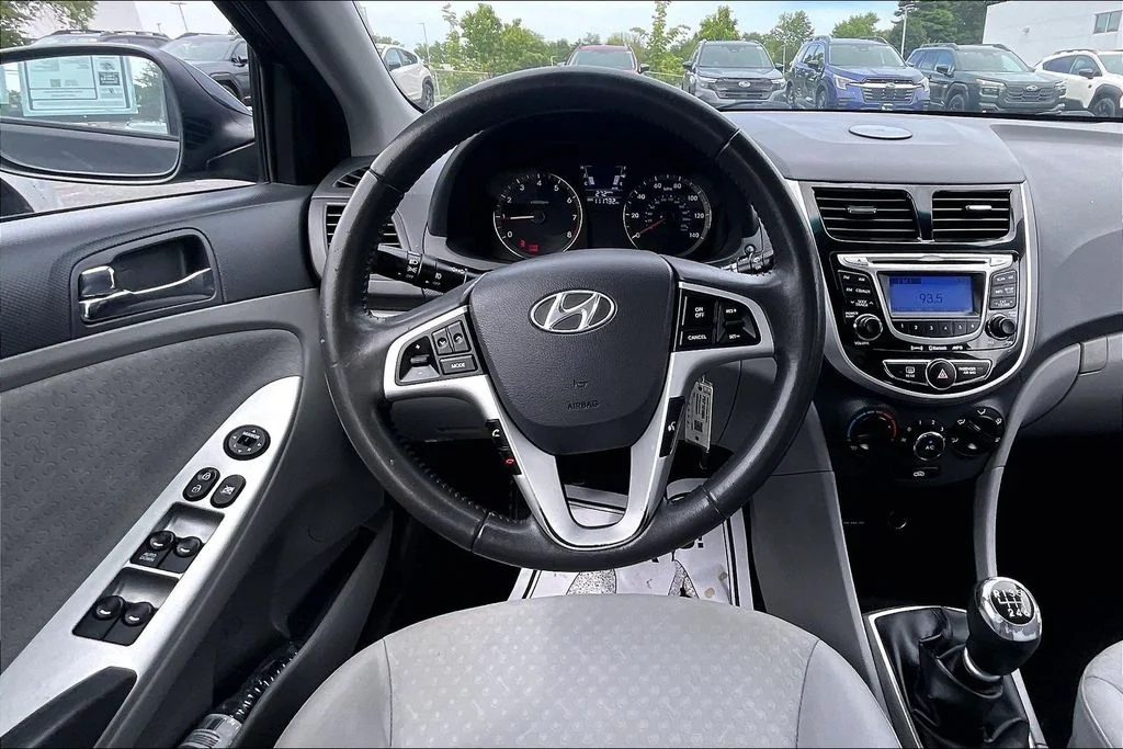 Used 2013 Black Hyundai SE image 4