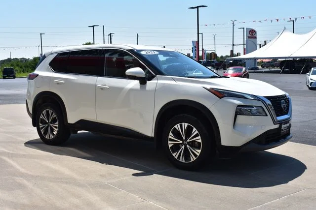Used 2021 White Nissan SV image 4