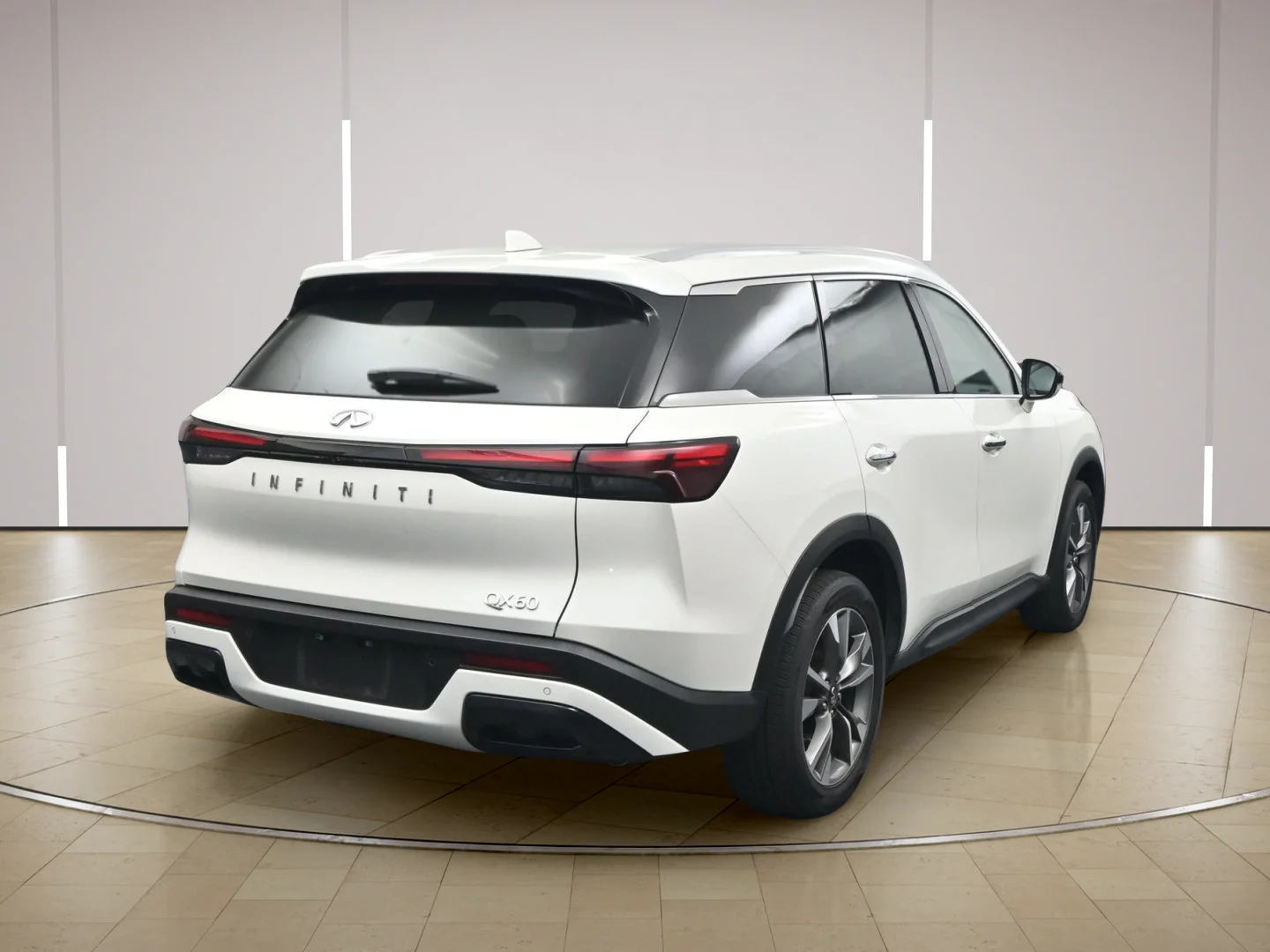 Certified Used 2025 Majestic White INFINITI LUXE image 7