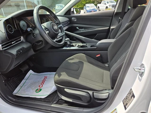 Used 2025 White Hyundai SEL Convenience image 10
