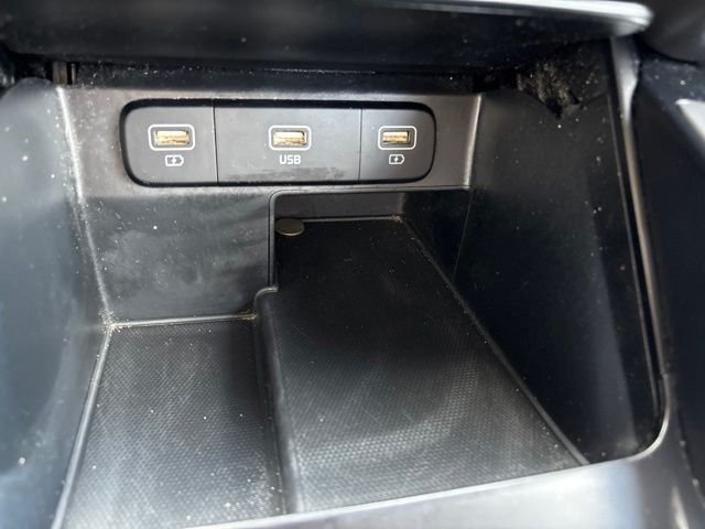 Used 2022 Sparkling Silver Kia LX image 16