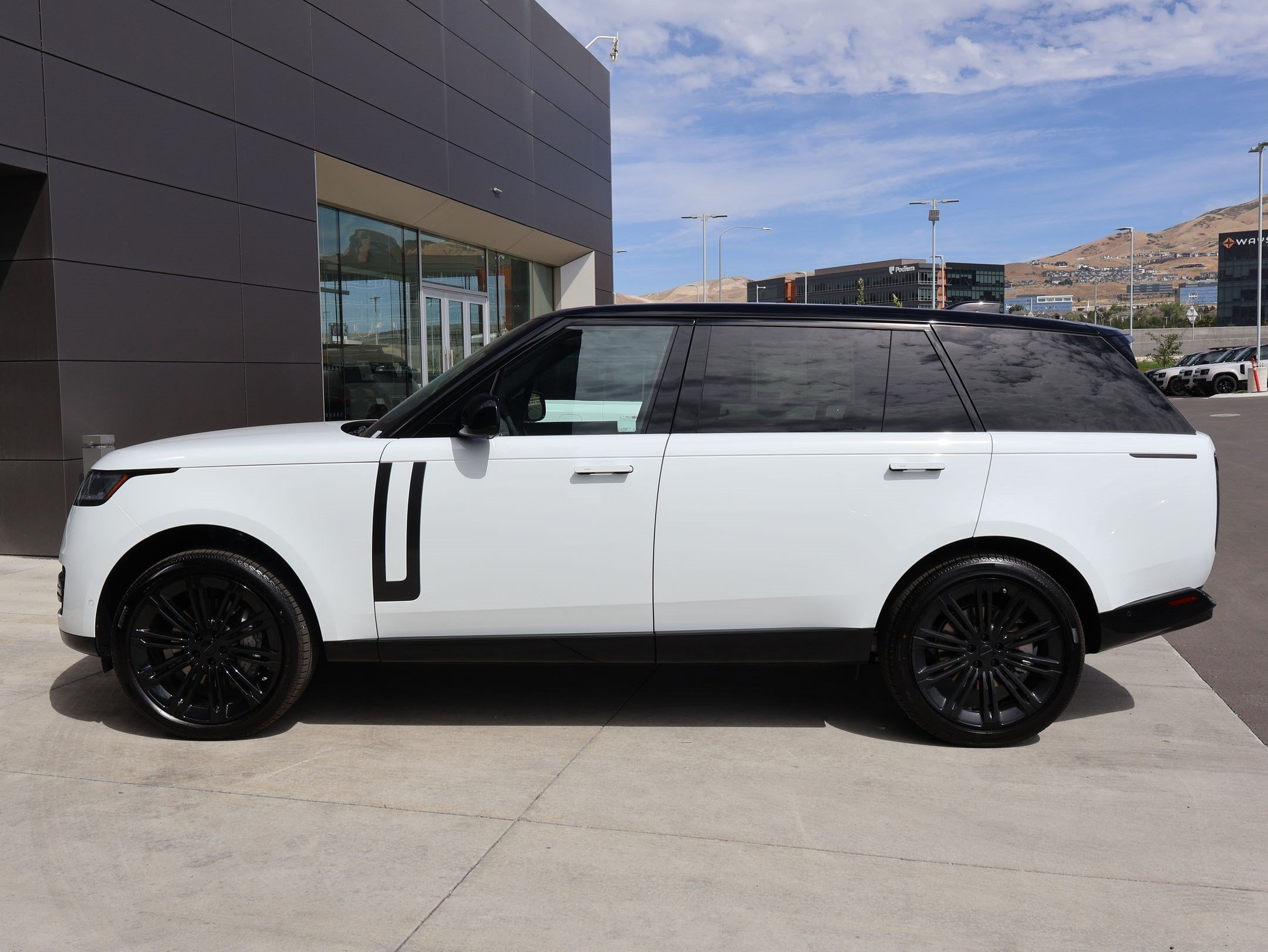 New 2026 Fuji White LAND ROVER P400 SE 7 Seat image 9