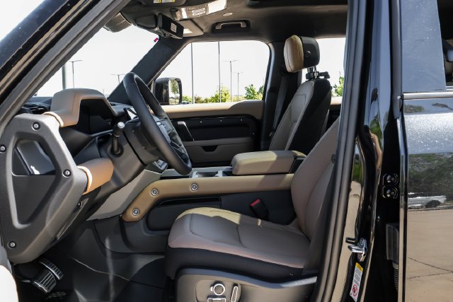 New 2026 Santorini Black Metallic Land Rover X image 4