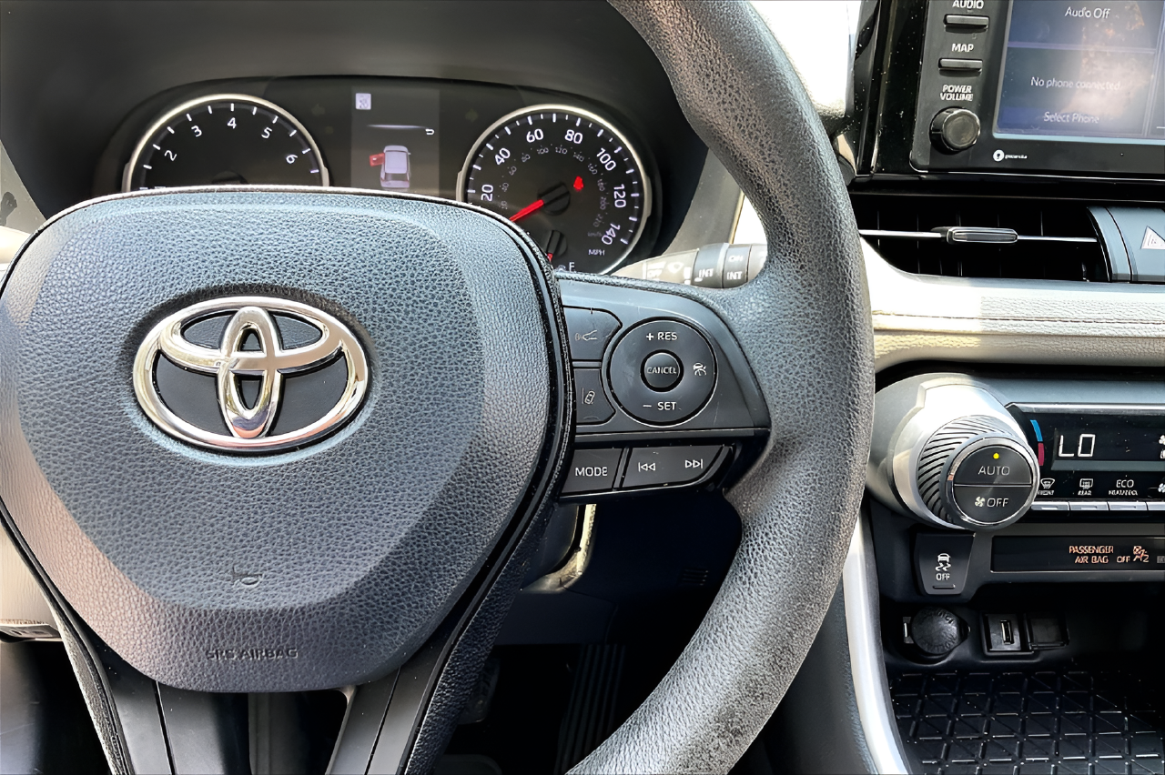 Used 2021  Toyota XLE image 11
