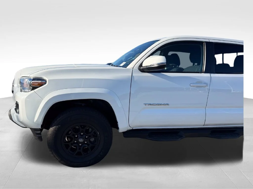 Used 2022 White Toyota SR5 image 24