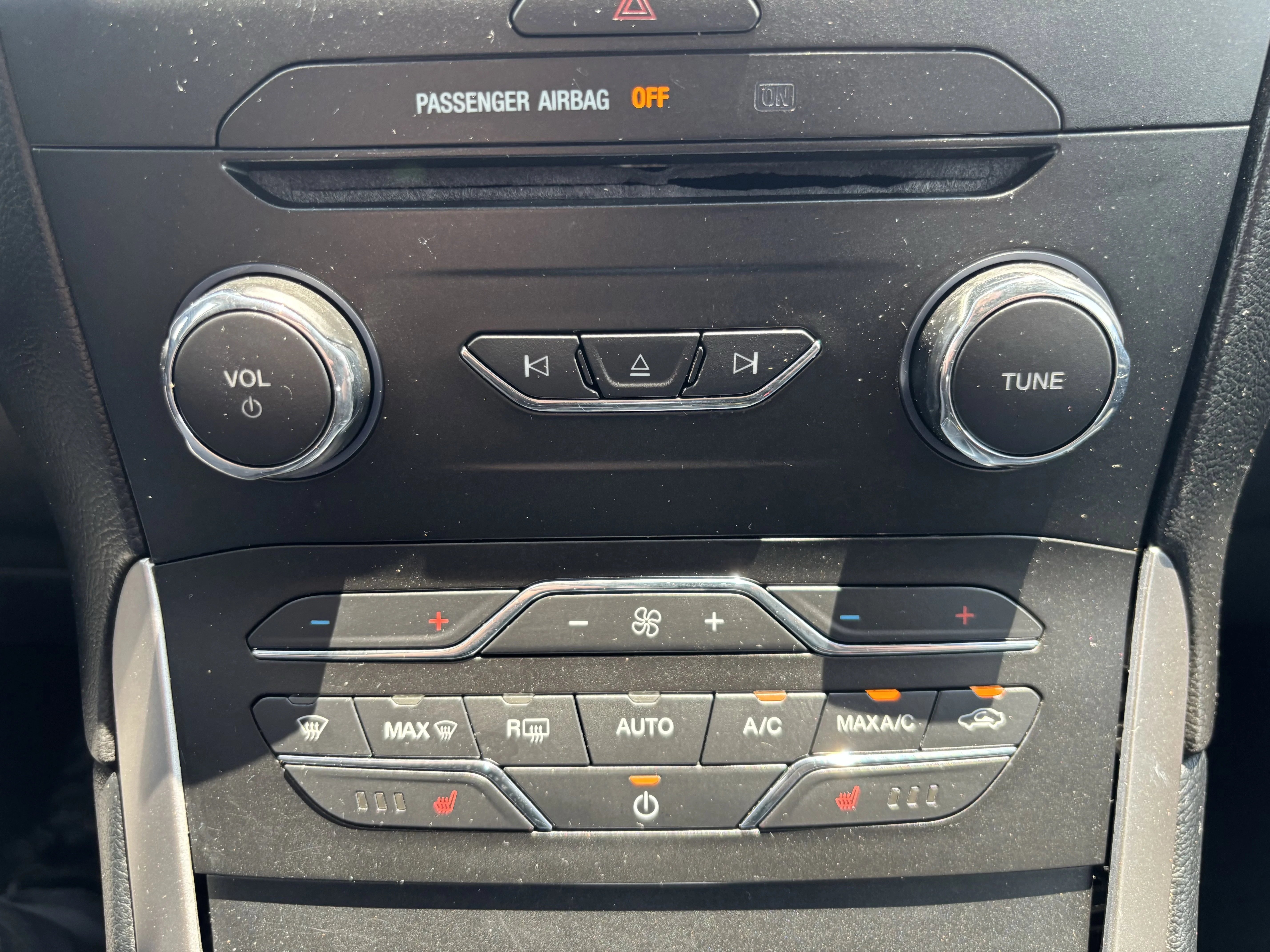Used 2018 Shadow Black Ford SEL image 26