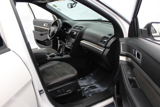 Used 2018 White Platinum Tri-Coat Metallic Ford XLT image 18
