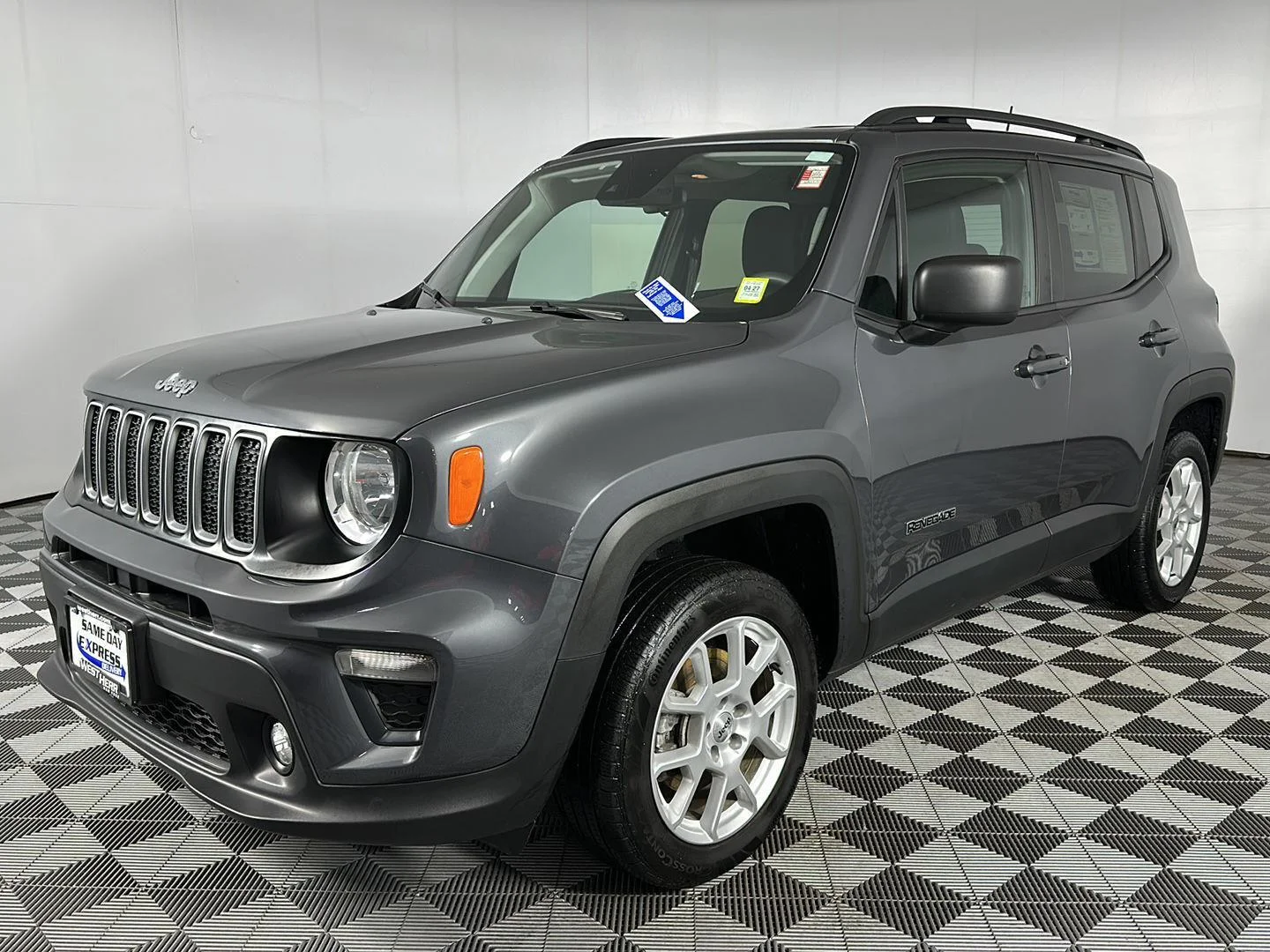 Used 2022 Graphite Gray Jeep Latitude image 13