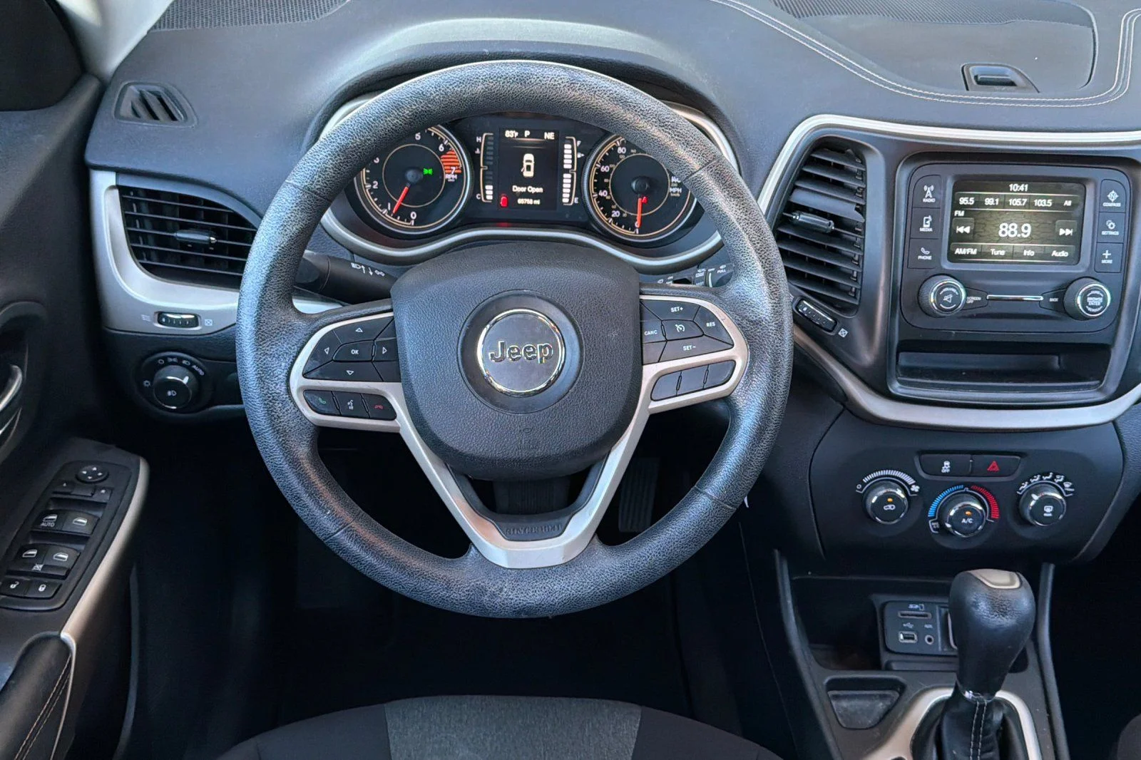 Used 2018 Silver Jeep Latitude image 16