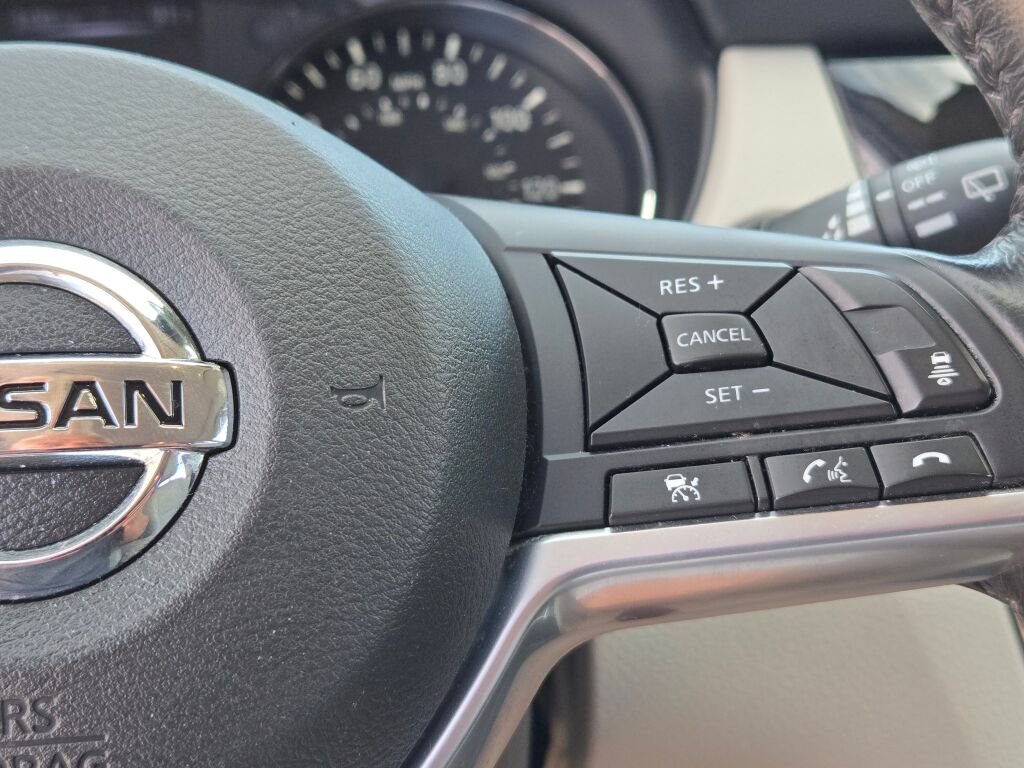 Used 2018 Silver Nissan SL image 32