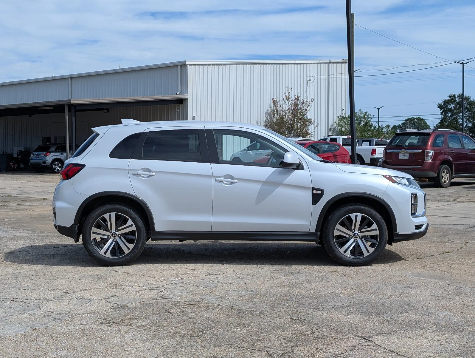 New 2027 White Mitsubishi 2.0 ES image 8