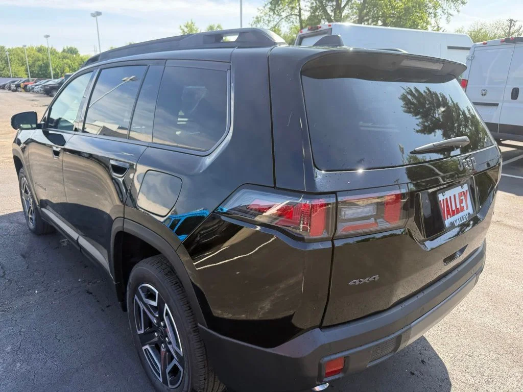New 2026 Diamond Black Crystal Pearl-Coat Exterior Paint Jeep Limited image 6