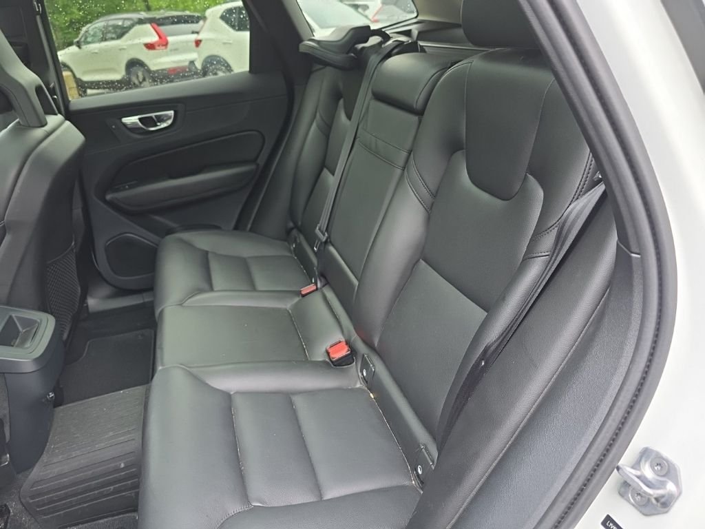 Used 2019 White Volvo T5 Momentum image 7