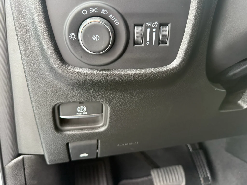 Used 2025 SILVER ZYNITH Jeep Limited image 17
