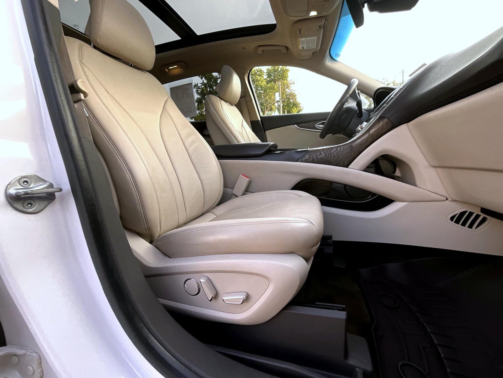 Used 2017 White Lincoln Reserve image 18