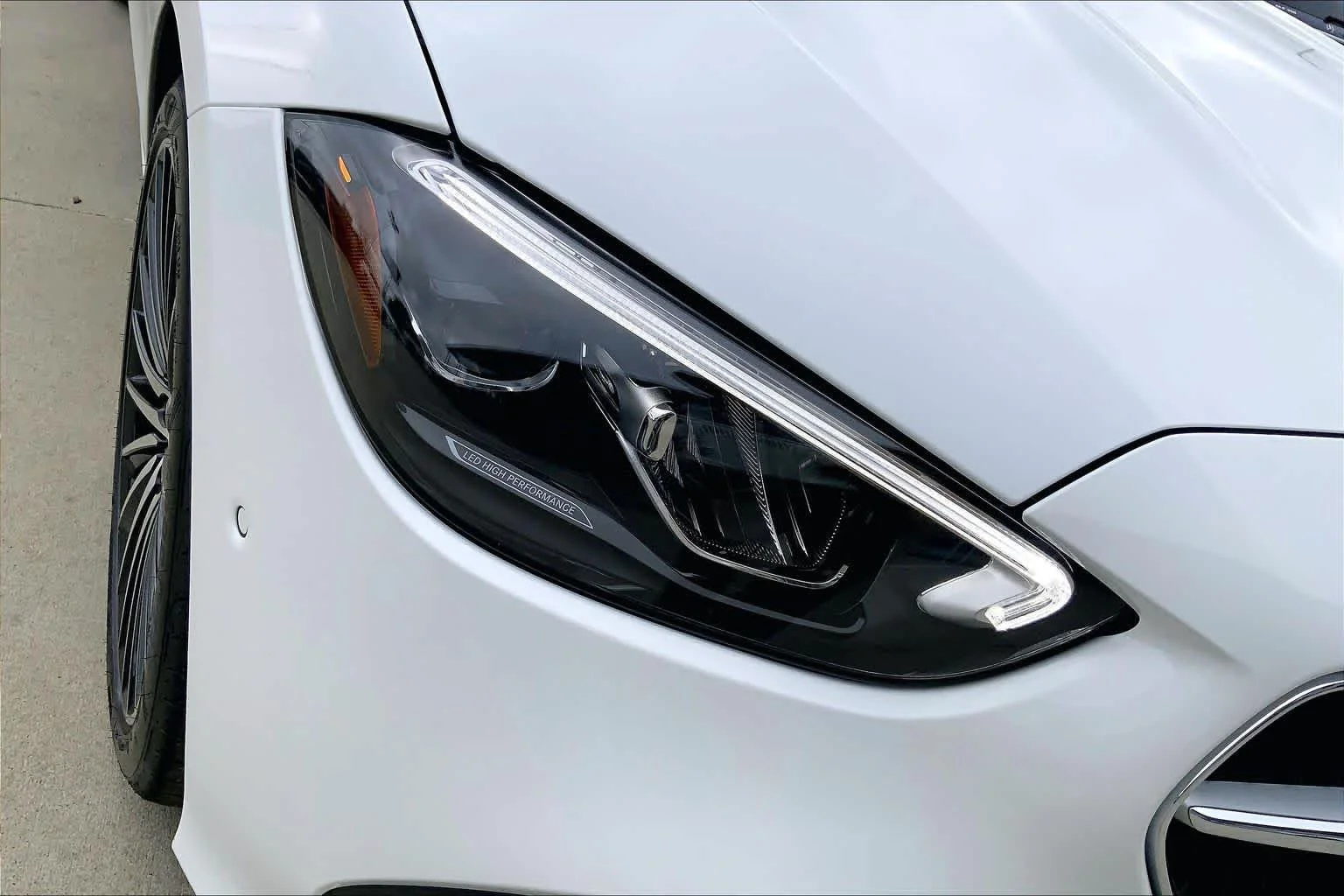 New 2026 MANUFAKTUR Moonlight White Metallic Mercedes-Benz C 300 image 13