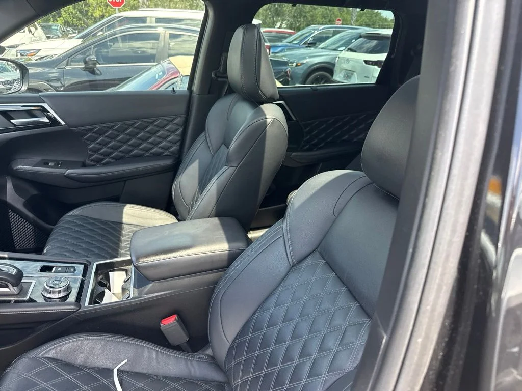 Used 2023  Mitsubishi SEL Black Edition image 3