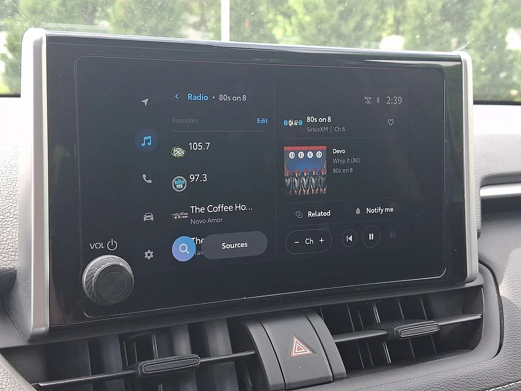 2025 Toyota RAV4 XLE - Photo 17