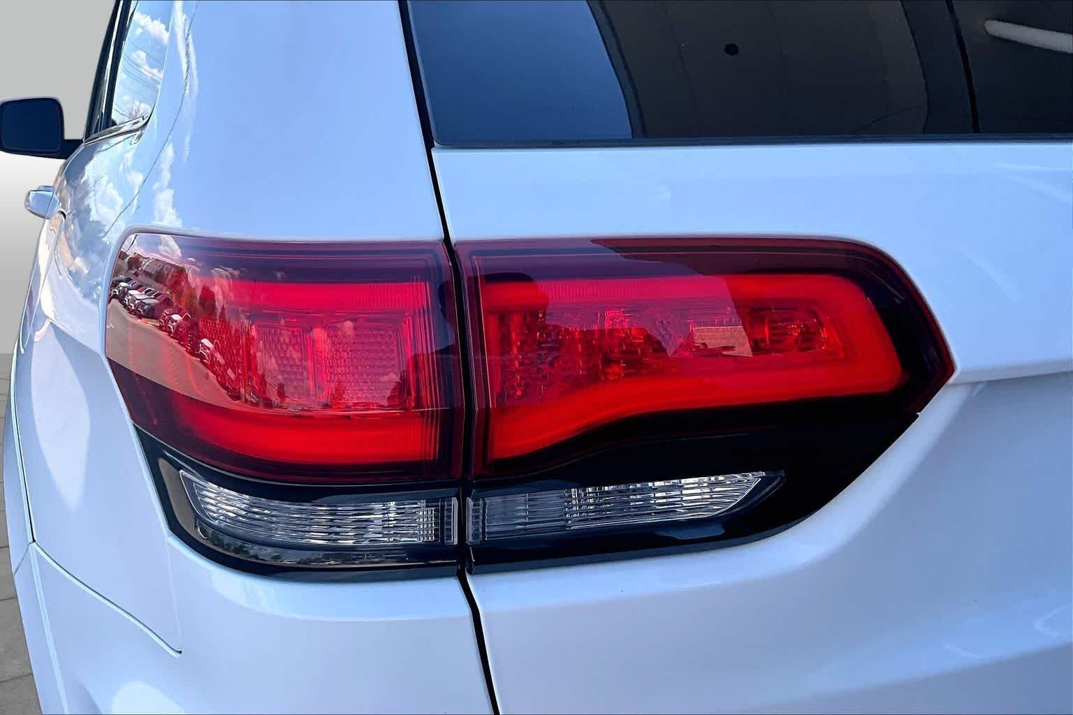 Used 2018 Bright White Clearcoat Jeep SRT image 28