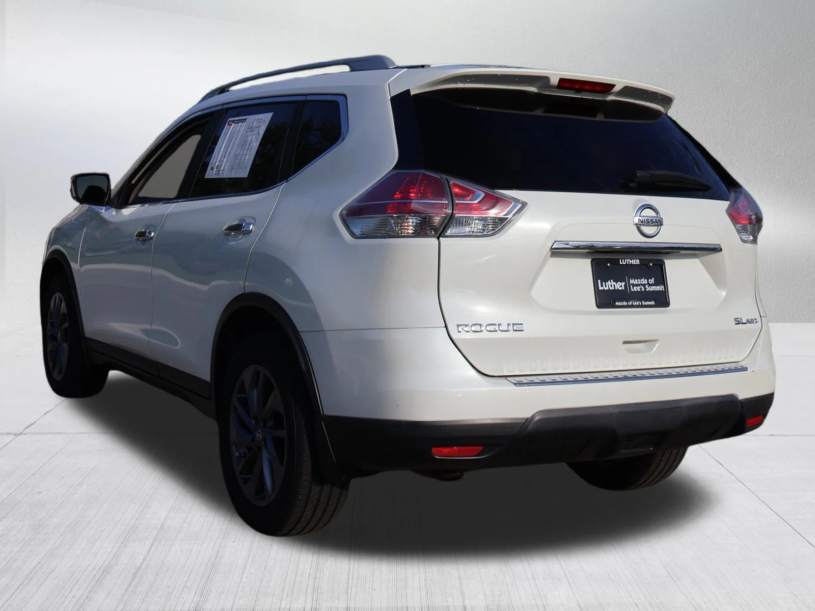 Used 2016 Pearl White Nissan SL image 4