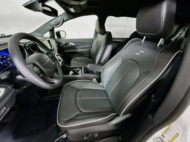 New 2027 White/off-white Chrysler Limited image 21