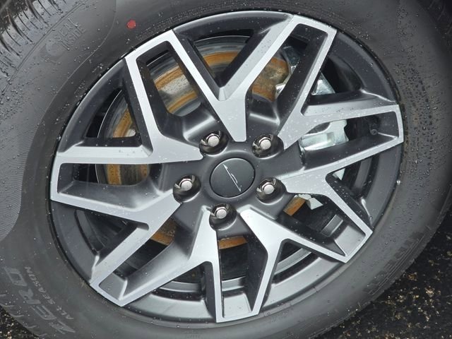 New 2027 Bright White Clear-Coat Exterior Paint Chrysler Limited image 23
