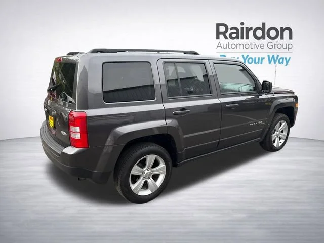 Used 2014 Granite Crystal Metallic Clearcoat Jeep Latitude image 7
