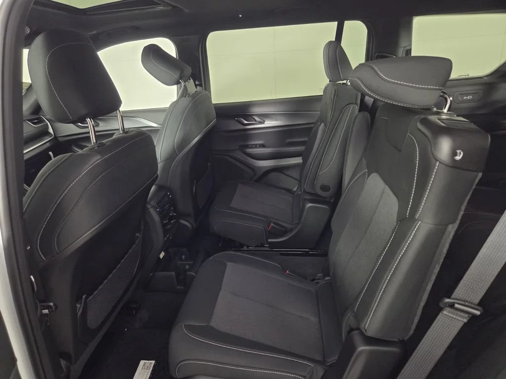 New 2026 Bright White Clear-Coat Exterior Paint Jeep Laredo X image 18