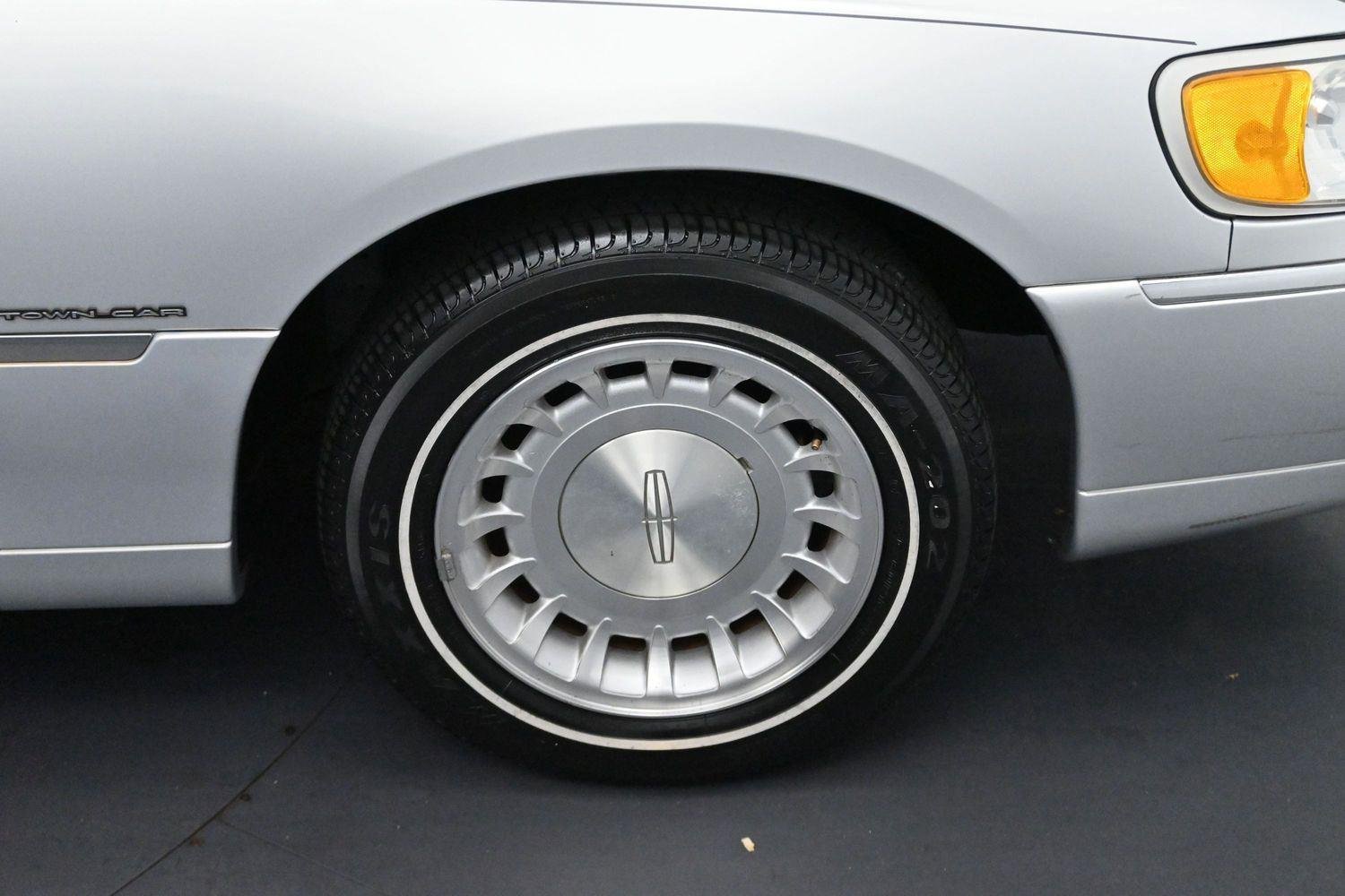 Used 2000  Lincoln Executive image 27