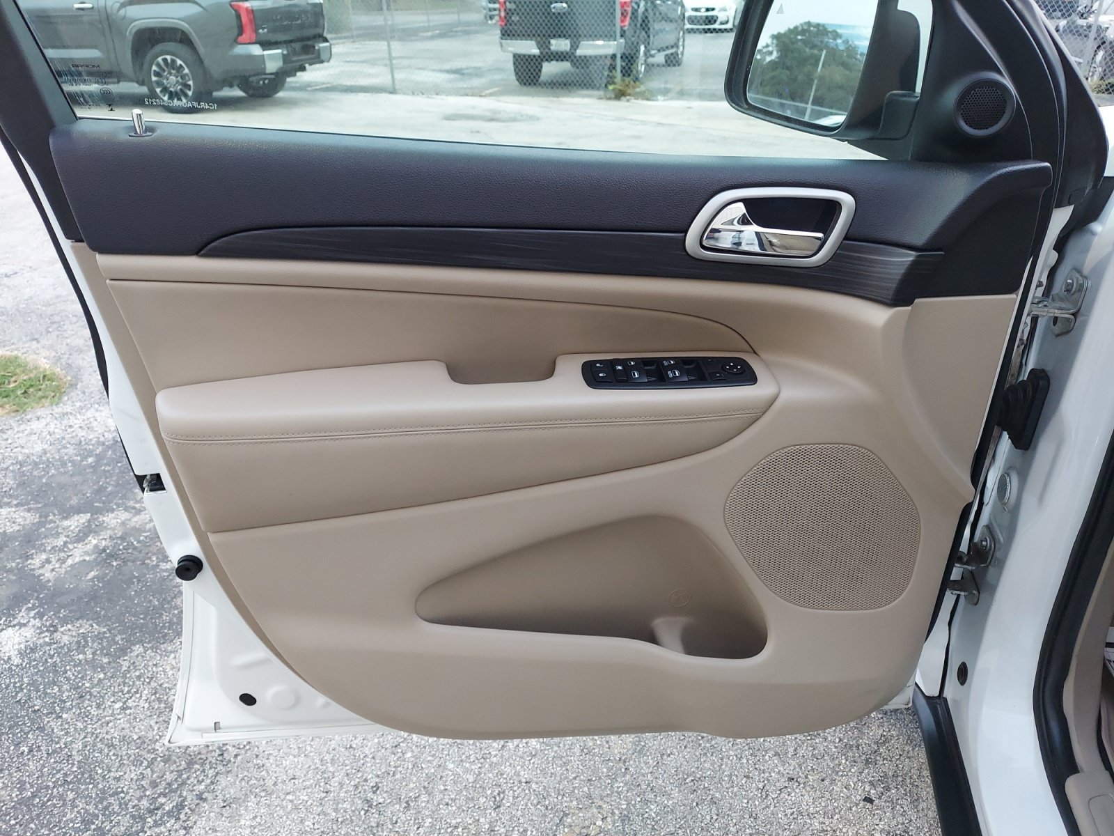 Used 2019 Bright White Clearcoat Jeep Laredo image 27