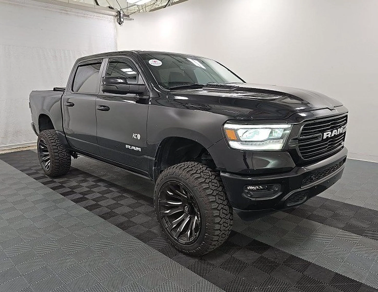 Used 2023 Diamond Black Crystal Pearlcoat Ram Laramie image 2