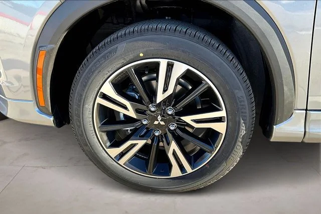 New 2026 Gray Mitsubishi SEL image 13