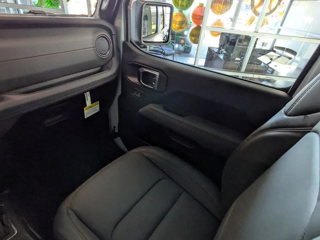 New 2026 Bright White Clear-Coat Exterior Paint Jeep Mojave image 19