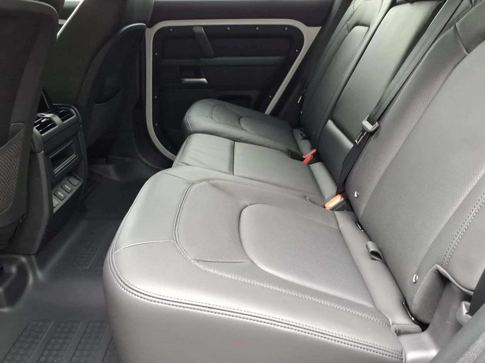 New 2026 Fuji White Land Rover 110 X-Dynamic SE image 5