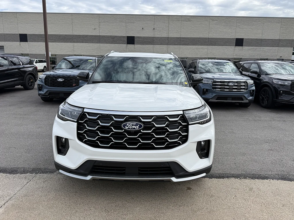 New 2027 Star White Metallic Tri-Coat Ford Platinum™ image 2