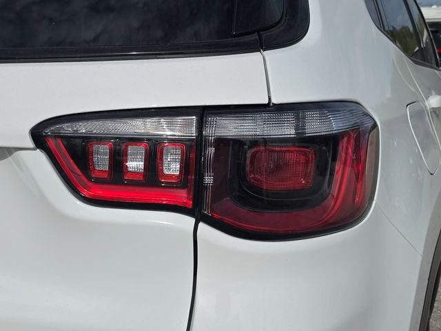 New 2026 Bright White Clear-Coat Exterior Paint Jeep Latitude image 8