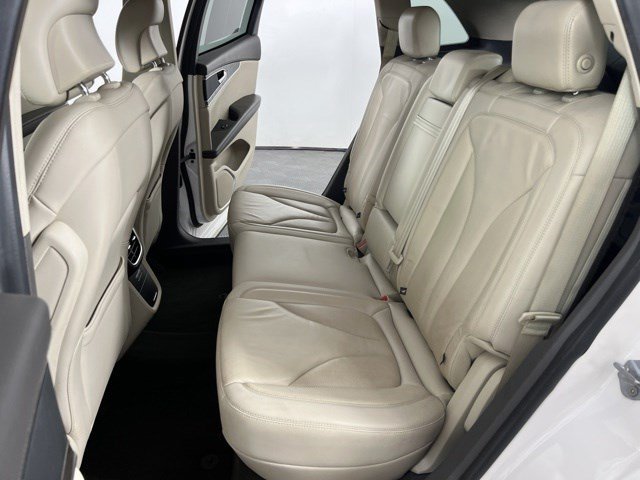 Used 2019 White Platinum Clearcoat Metallic Lincoln Select image 39