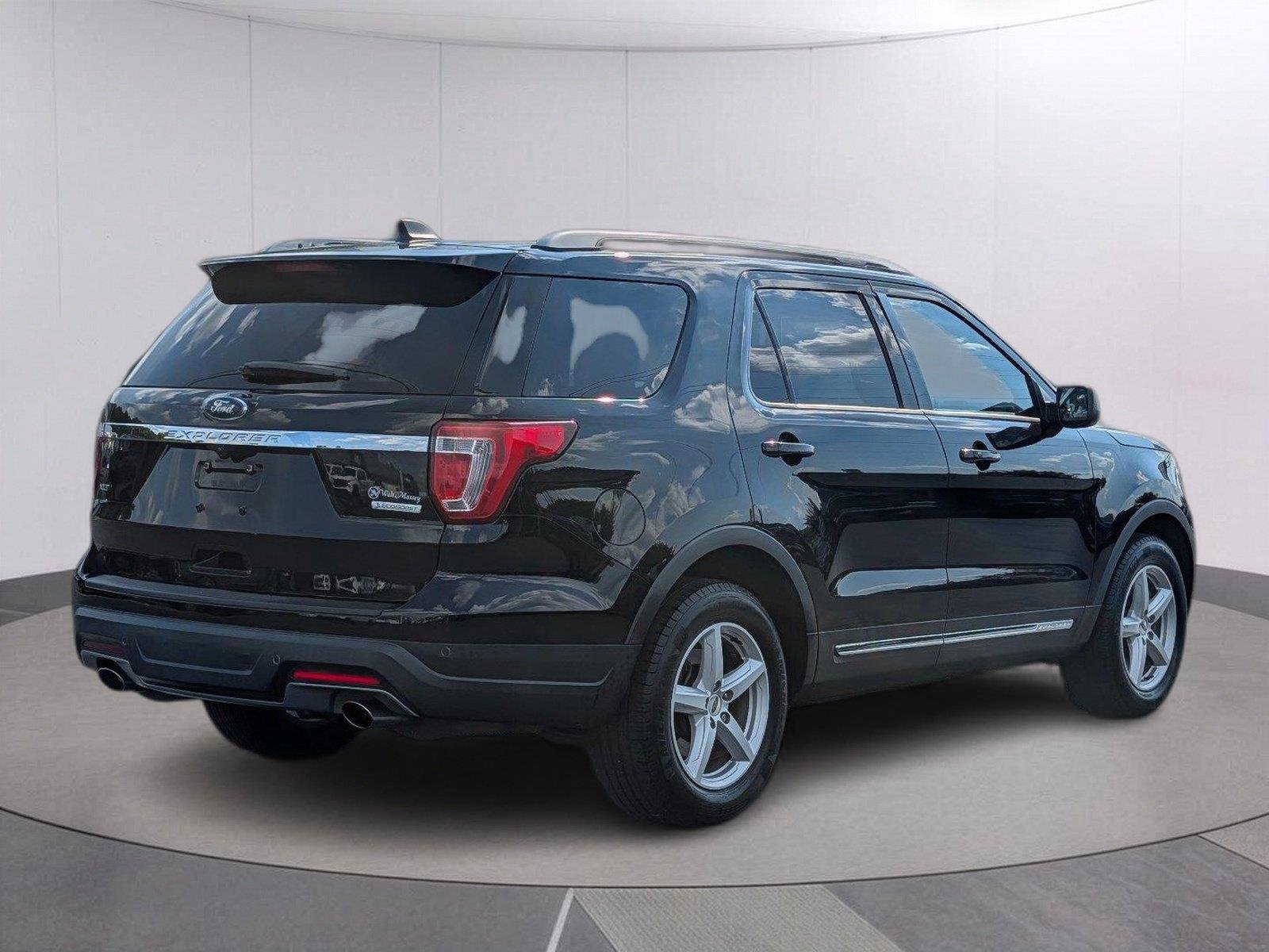 Used 2018 Shadow Black Ford XLT image 5