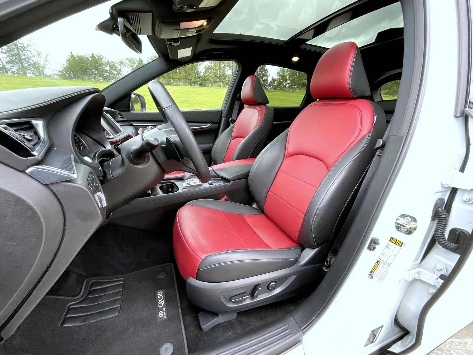 Used 2025 White INFINITI SPORT image 10