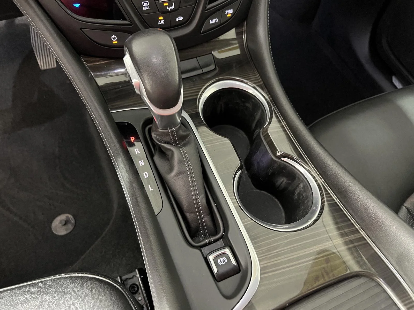 Used 2020 Ebony Twilight Metallic Buick Essence image 27