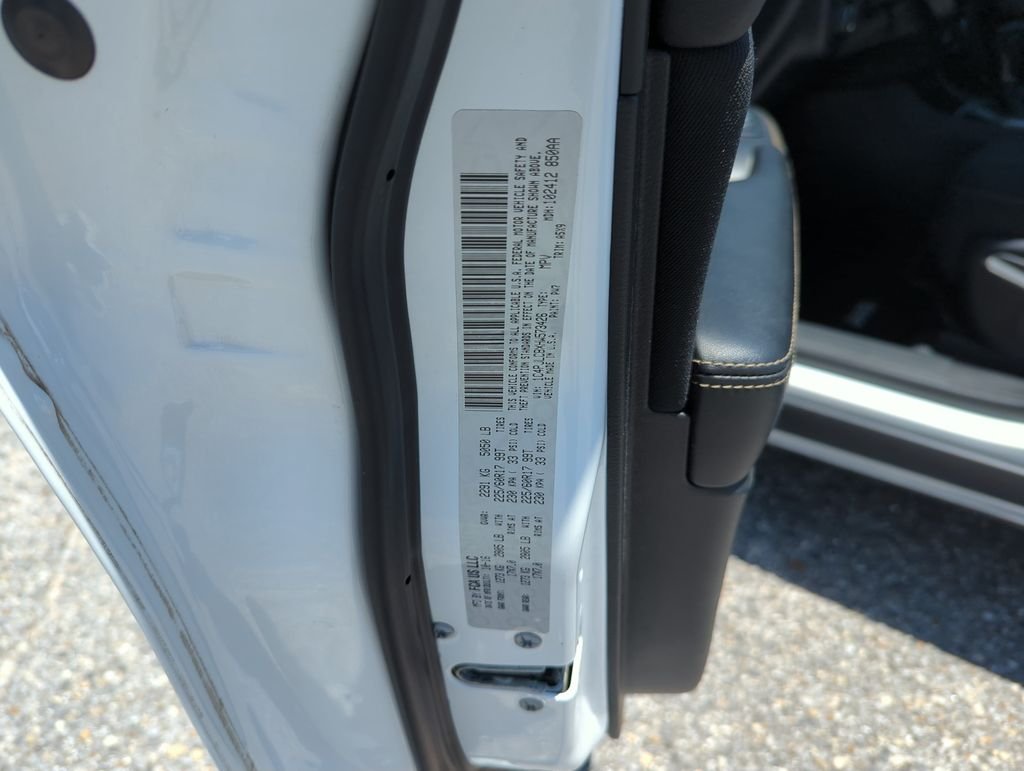 Used 2017 White Jeep Latitude image 38
