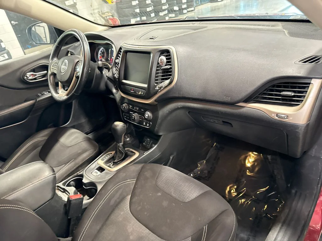 Used 2015 Red Jeep Latitude image 16