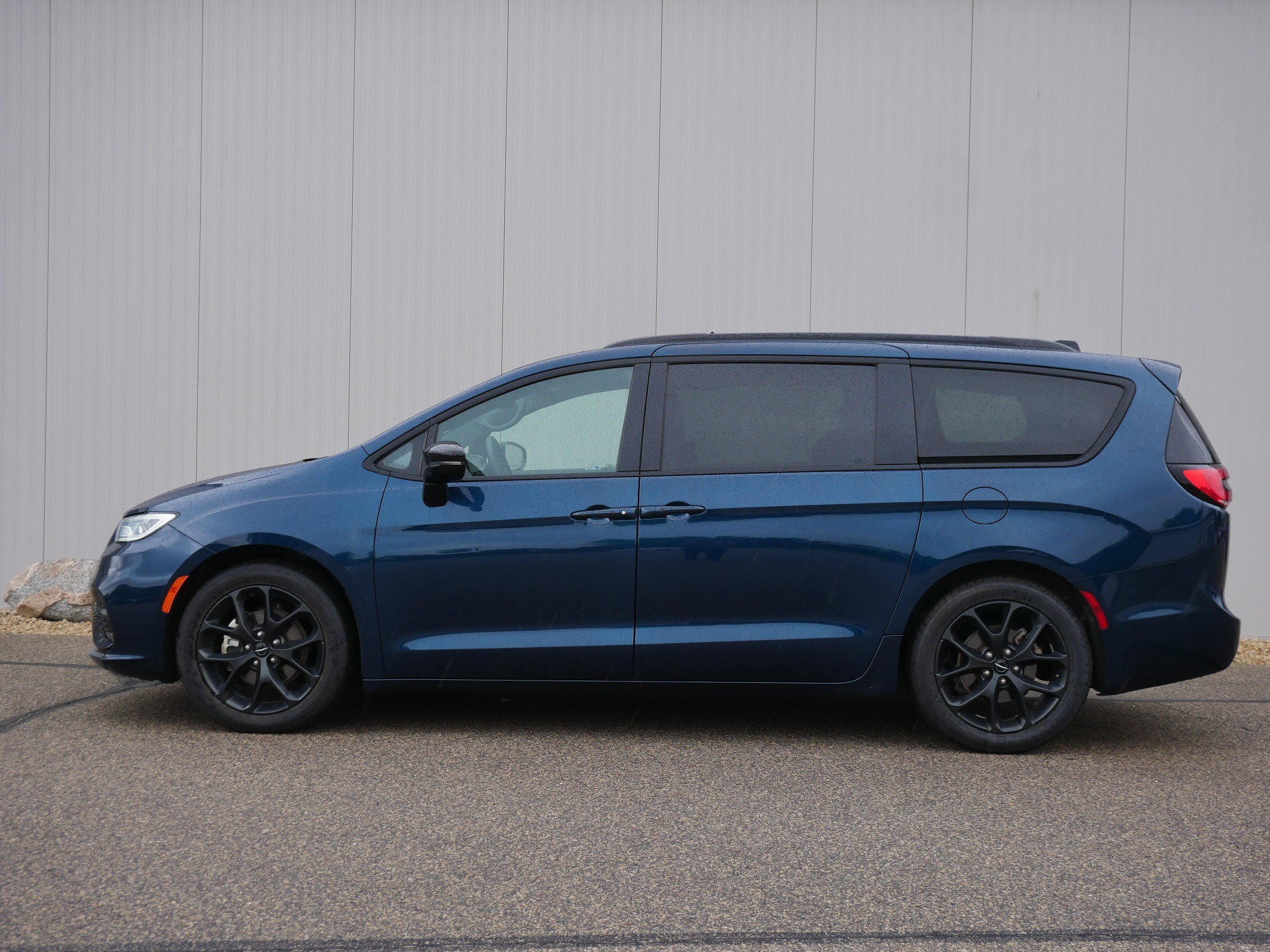 Used 2025 Chrysler Pacifica Limited with VIN 2C4RC1GG6SR522129 for sale in Hastings, Minnesota