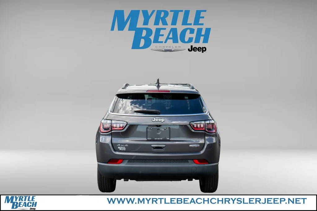 Used 2023 Crystal Metallic Jeep Latitude image 5