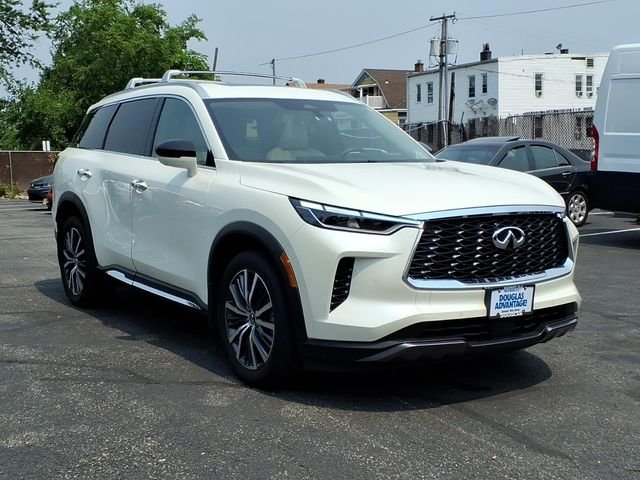 Used 2025 White INFINITI Sensory image 4