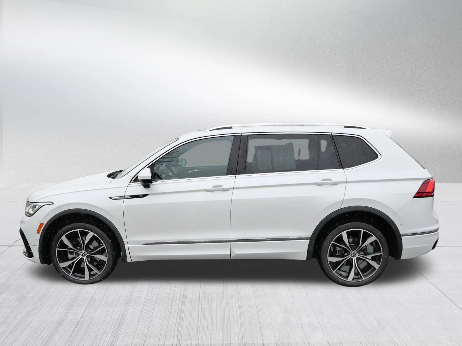 Certified Used 2022 Oryx White Pearl Volkswagen SEL R-Line image 4