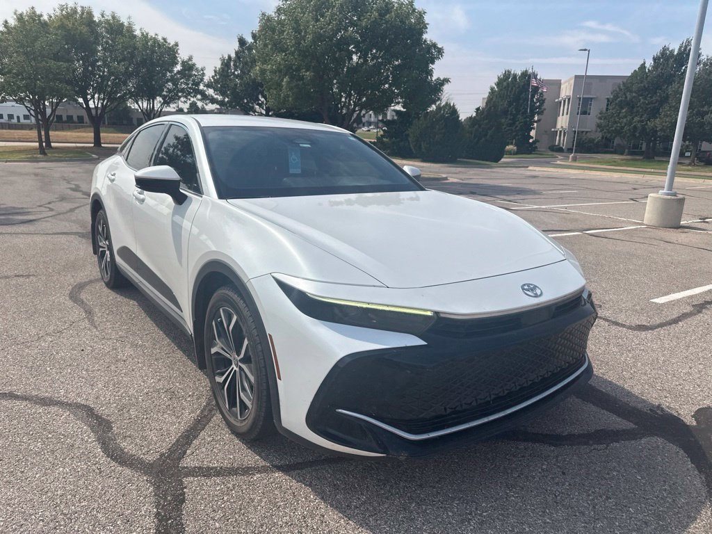 Used 2023  Toyota XLE image 3